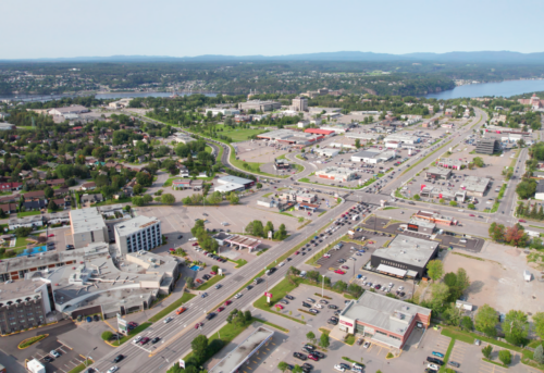 Vue générale du Boulevard Talbot et de ses commerces, Saguenay