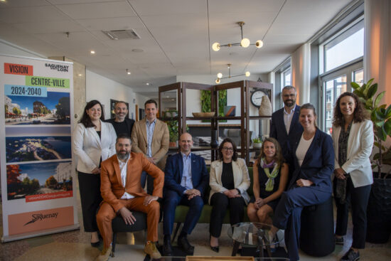 La mairesse Julie Dufour, entourée de l'équipe de la Ville de Saguenay et de Promotion Saguenay